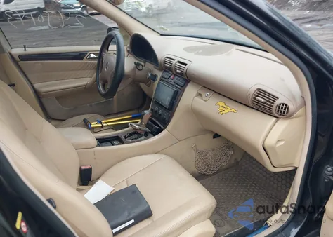 2001 Mercedes-Benz C 240 z USA, uszkodzony, nr VIN WDBRF61J51F119076